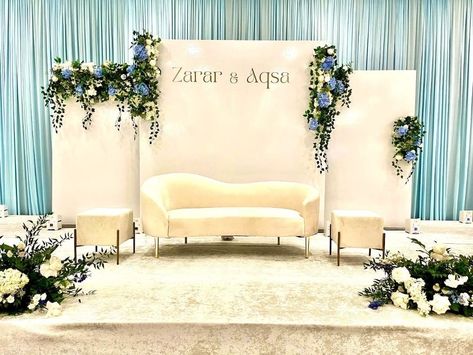 White stage with blue and white flowers, for a clean sleek look Simple Stage Backdrop, Minimal Stage Decoration, White Stage Design, Minimalist Reception, Wedding Wishes Quotes, Minimalist Wedding Reception, Reception Styling, Reception Stage, Reception Stage Decor