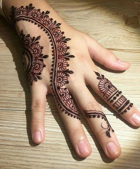 #henna #hennadesigns #simplehenna #mehndi #beautifulmehndidesigns #pinterest #mehrzeen #coolmehndi #mehndiforbrides #bridalmehndi #bridalhenna Sudanese Henna, New Henna Designs, Henne Tattoo, Inai Pengantin, Floral Henna Designs, Tato Henna, Finger Henna Designs, Henna Tattoo Hand, Henna Tattoo Designs Hand