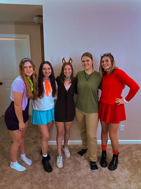 daphne, fred, scooby doo, velma and shaggy college group costume. 5 person group costume. Female Fred Scooby Doo Costume, Female Fred Scooby Doo, Shaggy Girl Costume, Fred Scooby Doo Costume Girl, Fred Costume From Scooby Doo, Scooby Doo Halloween Costume Ideas, Costume Ideas Scooby Doo, Shaggy Scooby Doo Costume, Scooby Doo Costumes Group