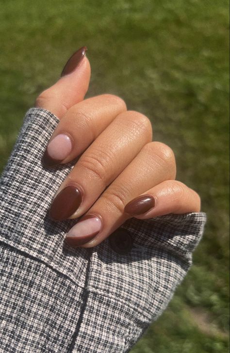 #brown #darkdrown #brownnails #darkbrownnails #nailinspiration #nailinspo💅🏻 #simplenailart #simplenaildesigns #almondnails #nailart #frenchnails #fallnailart #fallnails Sns Nails Short, Short Round Fall Nails, Round Fall Nails, Brown Nails Short, Fall Brown Nails, Sns Nails, Brown Fall, Fall Nail Art, Brown Nails