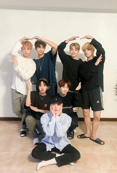 Bts Group Picture, Jung So Min, Bts Group Photos, K Wallpaper, Mia 3, Billboard Music Awards, Bts Group, Bts Lockscreen, Bts Members