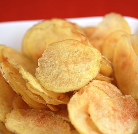 microwave chips .... Oh. My. Word. Never buying store bought chips again. I mixed all ingredients in a gallon ziplock bag. Plus, I added garlic salt and pepper. I bet it'd be great if you added dry Italian dressing packet or even a ranch dressing packet.-must try Ranch Dressing Packet, Microwave Potato Chips, Microwave Chips, Microwave Potato, Ziplock Bag, Italian Dressing, Garlic Salt, Lunch Snacks, Ranch Dressing