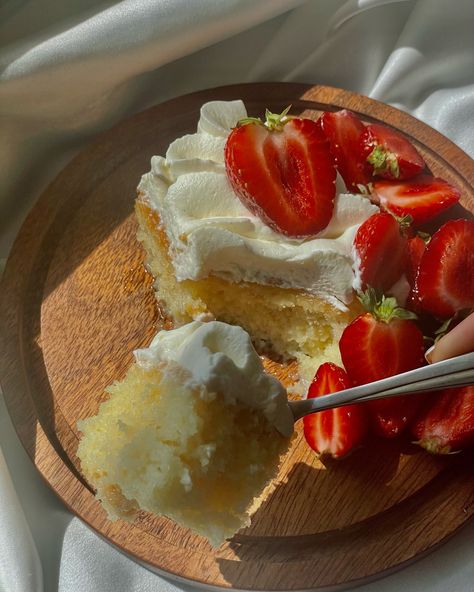 Summer cakes you should make this summer! Or for tomorrow’s midsommar🕊️ I will make a new highlight called summer cakes so you easily can find the recipes<3 1. Tres leches cake 2. Showing you how moist and fluffy the tres leches cake is 3. Pinocchio tårta/ herregårdstårra/ meringue cake 4. Lemon cream with berries 5. Victoria sponge cake 6. Pinocchio tårta/ herregårdstårra/ meringue cake (again but in a rectangular shape) #explorepage #easyrecipes #aesthetic #summercake #summerdessert Tres Leches Aesthetic, Leches Cake, Victoria Sponge Cake, Meringue Cake, Tres Leches Cake, Summer Cakes, Victoria Sponge, Tres Leches, Lemon Cream