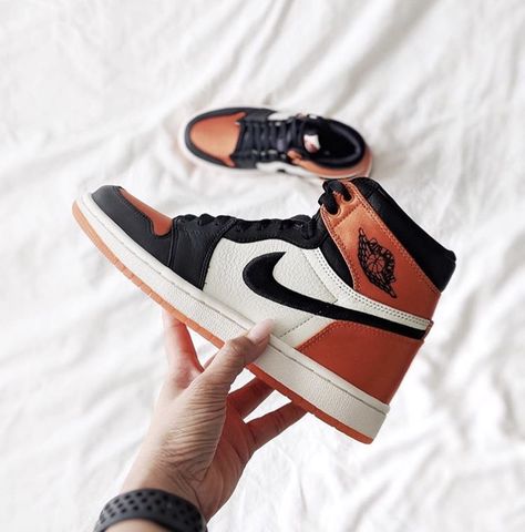 Retro Sneakers Outfit, Baskets Jordans, Jordans Sneakers Outfit, Jordan Shoes For Sale, Shattered Backboard, Nike Jordan 1, Michael Jordan Shoes, Jordan Shoes Girls, Custom Nike Shoes