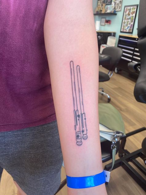 Ahsoka Tano Tattoo, Ahsoka Lightsaber, Lightsaber Tattoo, Ashoka Tano, Star Wars Tattoo, Ahsoka Tano, Creative Tattoos, Lightsaber, Finger Tattoos