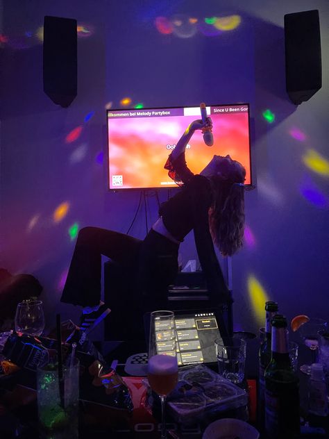 #concert #nightlife #frankfurt #outfitideas #karaoke Karaoke Bar Aesthetic Friends, Couples Karaoke Night, Karaoke Astethic, 18th Birthday Karaoke, Karaoke Night Aesthetic At Home, At Home Concert Ideas, Karaoke Date Aesthetic, Listening Party Aesthetic, Karaoke Set Up At Home