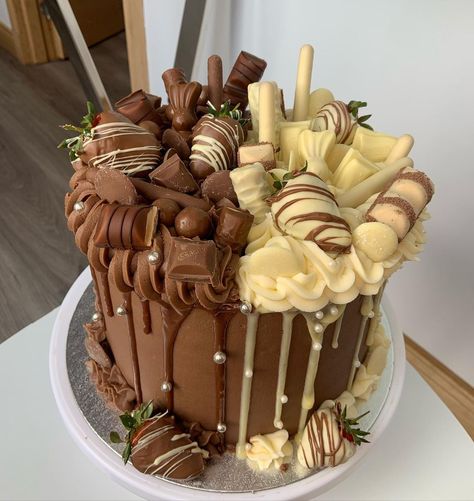 White And Milk Chocolate Cake, White And Dark Chocolate Cake, Half Chocolate Half Vanilla Cake Design, Chocolate Bar Cake Ideas, Cake With Sweets On Top, Half And Half Cake Birthday, Chocolate Topped Cake, Plain Cake Design, Half And Half Cake Designs