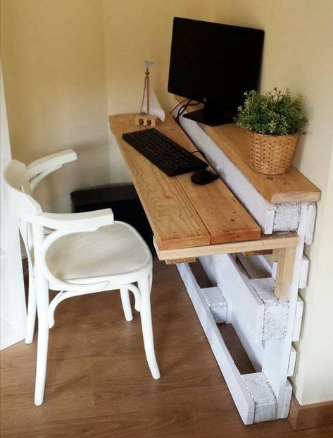 DIY Wood Pallet Desk Wood Pallet Decor, Easy Diy Desk, Pallet Desk, Pallet Decor, Desk Ideas, Recycled Pallets, Diy Holz, Wood Pallet Projects, Diy Desk