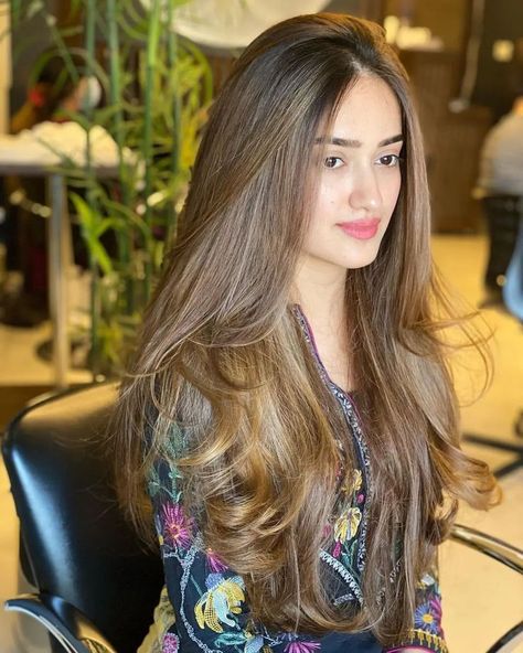 Pakistani Hair Colour, Hair Colour For Indian Skin, Pakistani Hair, Thread Ceremony, Girls Hair Styles, Cute Hairstyle Ideas, Indian Hair Cuts, The Wet Look, Hair Color For Brown Skin