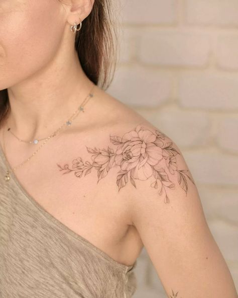 Dainty Floral Shoulder Tattoo, Shoulder Cap Tattoo Floral, Flower Shoulder Tattoos For Women Unique, Shoulder Fine Line Tattoo, Feminine Collar Bone Tattoos, Flower Tattoo Collar Bone, Shoulder Collar Bone Tattoo For Women, Feminine Tattoo Shoulder, Front Shoulder Tattoo