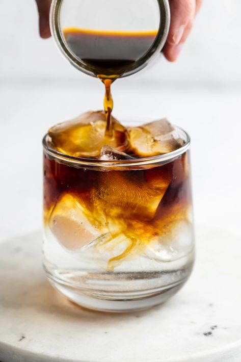 Espresso Tonic Recipe, Coffee Tonic, Espresso Tonic, Coffee Recipe Healthy, Tonic Recipe, Speciality Coffee Shop, Iced Coffee Drinks, Coffee Shot, Popular Drinks