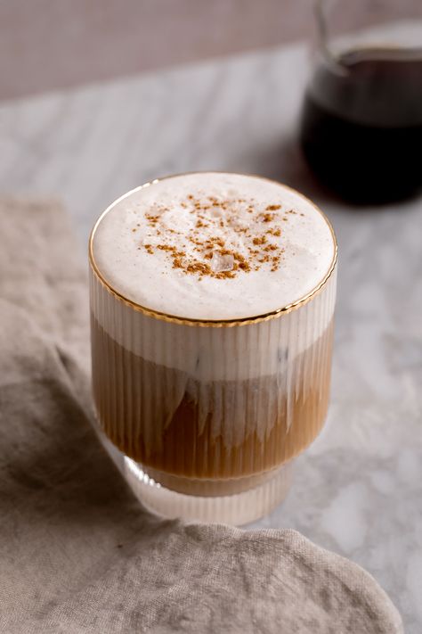 Salted Maple Cinnamon Cold Brew - Fanciful Eats Cinnamon Cold Foam, Cinnamon Cold Brew, Coconut Milk Hot Chocolate, Homemade Cafe, Cold Brew Coffee Recipe, Winter Drink, Fall Drink, Turmeric Health, Honey Oats