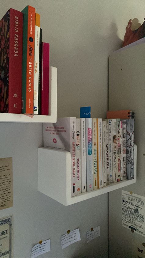 Book Shelf Small Bedroom, Floating Shelves Bedroom Above Desk, Small Shelf For Books, Mini Book Shelf Aesthetic, Cute Book Display, Book Orginazation Ideas, Book Shelf Room Ideas, Bookshelf Corner Bedroom, Small Bookshelf On Wall