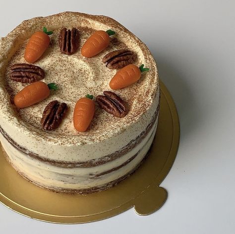 cream cheese frosting Pecan Carrot Cake, Cute Baking, Pretty Birthday Cakes, Piece Of Cakes, Pretty Cakes, Marzipan, Cute Cakes, Cafe Food, Carrot Cake