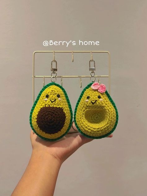 Couple Crochet Keychain Ideas, Couple Keychain Crochet Ideas, Couple Crochet Ideas, Couple Crochet Keychain, Matching Crochet Keychains, Crochet Couples Gift, Perfect Granny Square, Couple Crochet, Avocado Couple