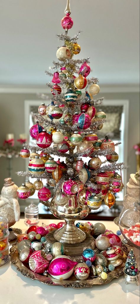 Antique Silver Christmas Tree, Funky Christmas Decor, Vintage Christmas Tree Toppers, Antique Ornaments, Antique Christmas Tree, Vintage Christmas Tree Decorations, Vintage Christmas Lights, Tinsel Christmas Tree, Retro Christmas Decorations