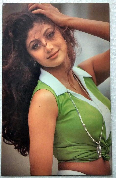 Shilpa Shetty Shilpa Shetty 90s, Saree Gown Indian, Shilpa Shetty Yoga, Shilpa Shetty Saree, Shilpa Shetty Photo, Artis India, Bollywood Retro, Bollywood Quotes, Shilpa Shetty