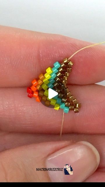 Macrina Ruiz on Instagram: "Peyotes triangular 🧡 #aretes #estrella #beads #miyuki #delicas #peyotetrianguar #beadingtutorials #youtube #creadopormacrinaruiz" Beading Color Combinations, Free Seed Bead Patterns Tutorials, Beaded Hummingbird Pattern Free, Miyuki Delica Earrings, Seed Bead Patterns Tutorials, Bugle Bead Patterns, How To Make Beaded Earrings, Delica Patterns, Super Duo Beads Patterns Free