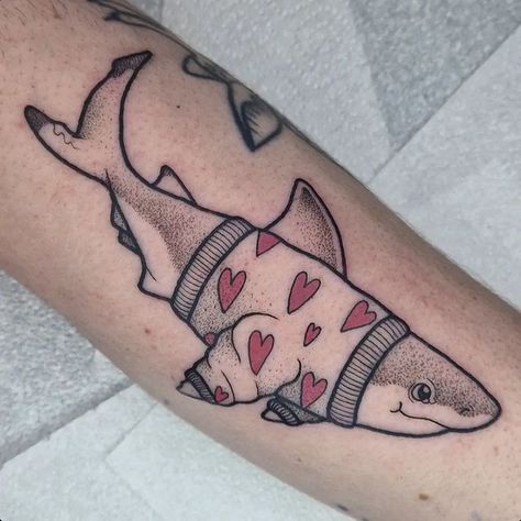 Shark tattoos represent power and strength and can help you gain self-confidence. If you like them, these simple and realistic tattoos are for you. Garter Tattoo, Places To Get Tattoos, Tattoos For Men And Women, Tatoo Inspiration, Shark Tattoo, One Piece Tattoos, Creepy Tattoos, Shark Tattoos, Tattoo Art Drawings