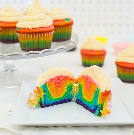 Rainbow Cupcakes Recipe, Cupcakes Rellenos, Cupcakes Oreo, Rainbow Cake Recipe, Rainbow Layer Cakes, Graduation Party Foods, Bake Sale Recipes, Trifle Dish, Summer Salads With Fruit