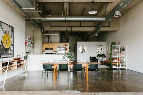 A Bright Friendly Loft in Los Angeles Loft Dining Room, Warehouse Loft, Los Angeles Interior Design, Diy Interior Decor, Artist Loft, Loft Ideas, Cup Of Jo, Loft Decor, Industrial Modern