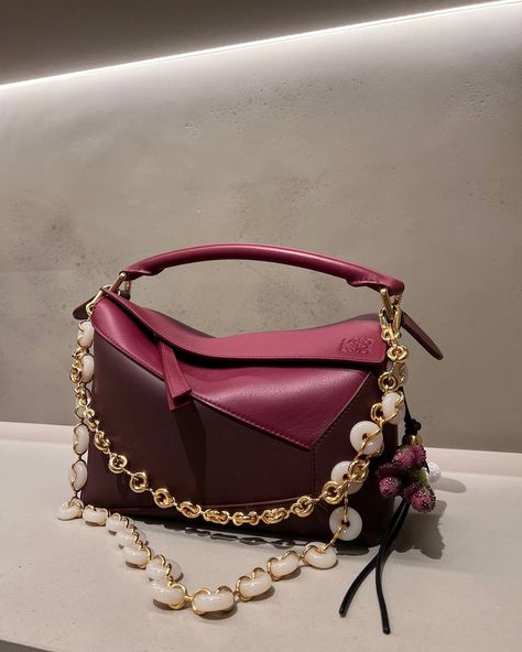 A true statement piece - two-tone Loewe Puzzle bag. #loewe #loewepuzzle #loewepuzzlebag #luxuryfashion #designerhandbag #luxuryaccessories #twotonebag #fashionstatement #chicstyle #modernelegance #ootd #luxurybags #iconicdesign Loewe Bag Puzzle, Loewe Puzzle Bag, Loewe Puzzle, Luxury Tote Bags, Puzzle Bag, Loewe Bag, 2025 Vision, Bag Charms, Luxury Accessories