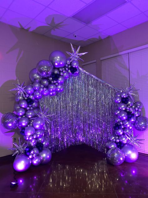 Disco Ball Ballon Arch, Euphoria Balloon Arch, Disco Balloons Decoration, Purple And Silver Disco Party, Purple And Silver Backdrop, Disco Ball Balloon Arch, Disco Arch, Balloon Arch Disco, Purple Disco Party