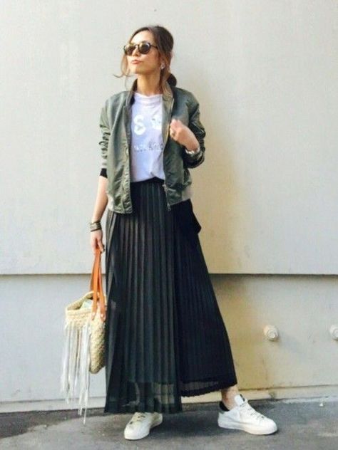 Rok Outfit, Look Boho Chic, Skirt And Jacket, Casual Skirt Outfits, Black Pleated Skirt, Mode Boho, Mode Casual, Outfit Trends, Casual Work Outfits