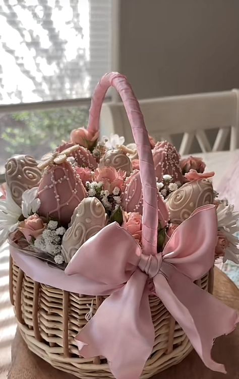 Dessert Basket Gift Ideas, Chocolate Covered Strawberries Arrangement, Basket Bouquet Flower, Dessert Box Aesthetic, Dessert Gift Basket, Dessert Basket, Pink Gift Basket, Strawberry Cake Pops, Chocolate Melts