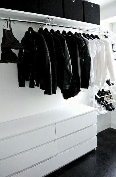 . Scandinavian Closet, Inspiration Dressing, Walking Closet, Clothes Hanging, Wardrobe Organisation, Dekorasi Kamar Tidur, Closet Inspiration, Decor Buy, Decor Essentials