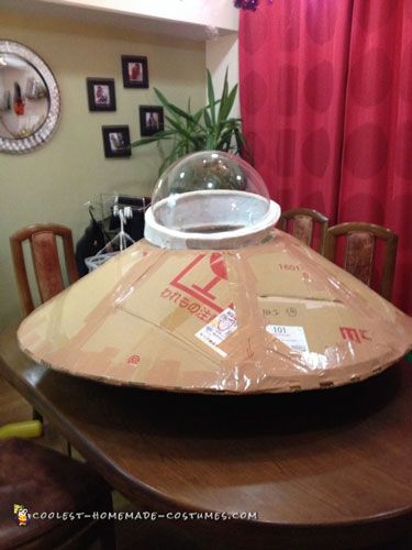 UFO almost done Diy Alien Costume, Alien Crafts, Alien Party, Alien Halloween, Casa Halloween, Alien Costume, Space Birthday Party, Diy Kostüm, Space Party