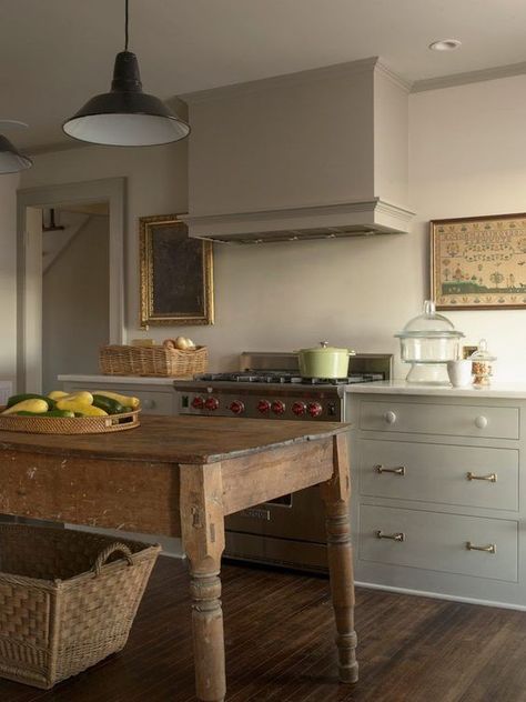 Kitchen Farm Table, Modern Country Kitchens, Kitchen New York, Farmhouse Renovation, Casa Vintage, Classic Kitchen, Kitchen Hoods, Old Kitchen, Country Style Homes