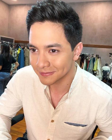 What’s with you Alden Richards and 😏? Alden Richards Funny Face, Alden Richards, Tv Awards, Funny Face, Recording Artists, Funny Faces, Award Winning, Acting, Drama