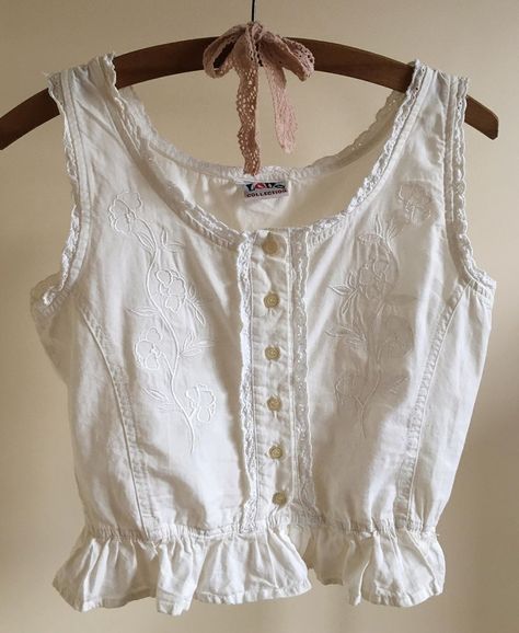 Shop Rosy Smoke on Instagram: “Vintage cream embroidered prairie top 🌾  Absolutely gorgeous, vintage prairie-style top. Cream color with white lace at the edges. Floral…” Mode Boho, Prairie Style, Magnolia Pearl, Other Countries, Yohji Yamamoto, Dream Clothes, Style Outfits, White Blouse, Email Address