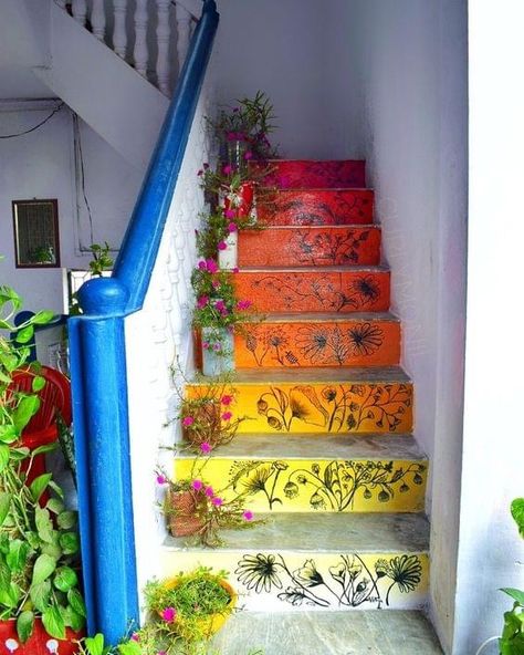 Cool Wall Painting Ideas, Staircase Painting, Old Staircase, Staircase Renovation, Wall Painting Ideas Creative, Stair Art, Painted Staircases, Creative Wall Painting, Staircase Wall