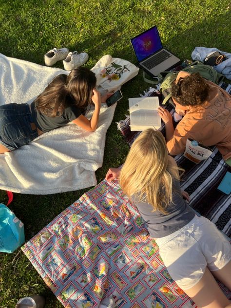 Friends Spending Time Together, Hang Outs With Friends, Artsy Friend Group, Spring With Friends Aesthetic, Group Study With Friends Aesthetic, College Activities Aesthetic, College Friendship Aesthetic, Study Picnic Aesthetic, Study Outdoor Aesthetic