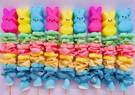 Peep Kabobs Easter, Easter Kabobs Skewers, Peeps Skewers, Easter Skewers, Candy Sticks Ideas, Candy Skewers Kabobs, Easter Fruit Kabobs, Easter Kabobs, Easter Candy Kabobs