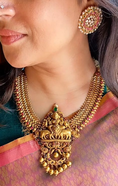 Temple Jewelry Necklace Jewellery Designs, Light Weight Necklace Gold, Makeup Ideas Indian, Temple Jewellery Choker, Antique Haram, Eid Makeup, Beaded Wedding Jewelry, Outfit Indian, Mothers Day Jewelry