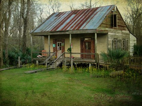 Cajun Cabin | Flickr - Photo Sharing! Bayou House, Cute Small Houses, Louisiana Swamp, Blending Modes, Creole Cottage, Log Cabin Rustic, Old Abandoned Houses, Thatched Cottage, Old Cottage