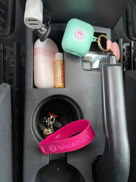 Honda Fit Interior Decor, Jeep Organization Ideas, Clean Girl Car Aesthetic, Preppy Car Decor, Beach Car Decor, Car Decorations Interior Girly, Aesthetic Car Keys, First Car Aesthetic, Car Interior Aesthetic