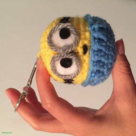 Crochet Bf Gift, Small Crochet Keychain, Cute Crochet Keychains, Ghibli Crochet, Minion Crochet Patterns, Minion Crochet, Crochet Disney, Crochet Keychain Pattern, Pola Amigurumi