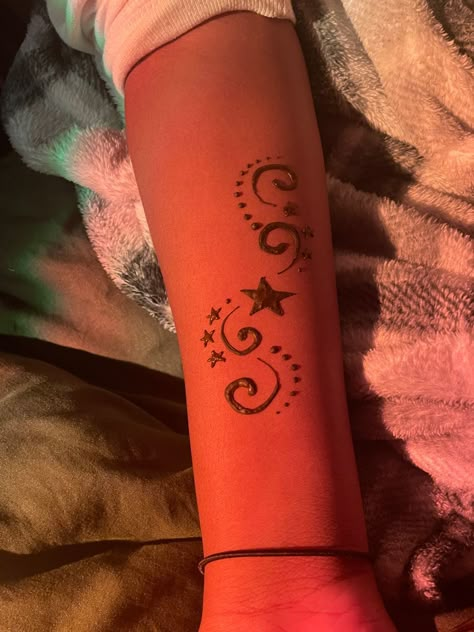 Hena Small Designs, Hena Designs Cool, Henna Small Simple, Henna Designs Moon And Stars, Henna Tattoo Body Designs, Henna Tattoo Designs Simple Aesthetic, Stars Henna Design, Star Henna Tattoo, Simple Henna Aesthetic