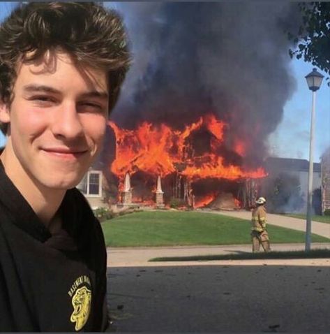 Shawn Mendes Funny, Shawn Mendes Memes, Shawn Mendes Wallpaper, Cool Boy Image, Army Love, Funny Profile, Funny Profile Pictures, Shawn Mendes, Black Aesthetic