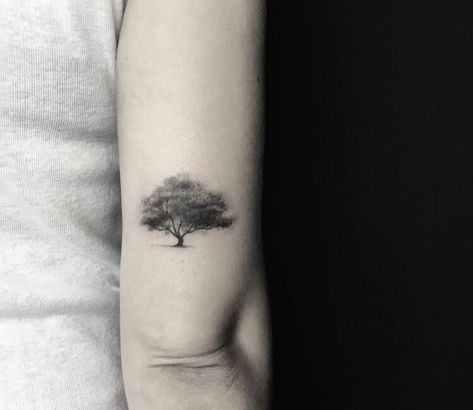 Tattoo photo - Oak-tree tattoo by Daniel Berdiel Live Oak Tree Tattoo, Tree Tattoo Arm, Cousin Tattoos, Tree Tattoo Men, Floral Back Tattoos, Oak Tree Tattoo, Back Of Arm Tattoo, Movie Tattoos, Tree Tattoo Designs