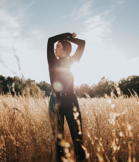 Model: www.instagram.com/sarahhmichelleec Photographer: www.instagram.com/kendiaustinsonphoto  Fashion photography high fashion field photoshoot model Photoshoot Field, Field Photoshoot, High Fashion Photography, Standing Poses, Fall Photoshoot, Fields Photography, Fall Pictures, Shoot Inspiration, Fall Photos