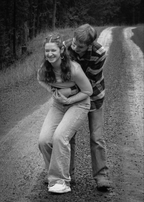 Guy Hugging From Behind, Behind Hugs Pose, Side Hug Couple, Hugs From Behind Couple, Hugging From Behind Reference, Hug From Behind Drawing Reference, Man Hugging Woman From Behind, Hugging From Behind, Hugs From Behind