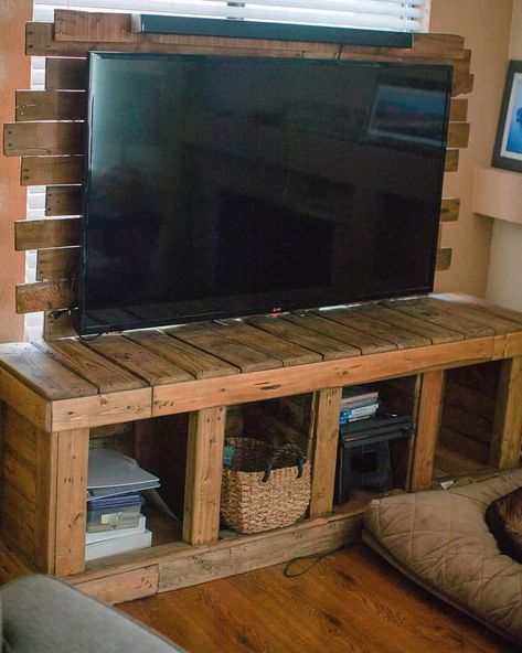 Diy Pallet Bedroom Furniture, Pallet Furniture Ideas Living Room, Palet Furniture Ideas, Pallet Tv Stand Diy Easy, Diy Pallet Tv Stand, Diy Pallet Dresser, Pallet Wood Entertainment Center, Tv Stand Pallet Ideas, Pallet Wood Tv Stand