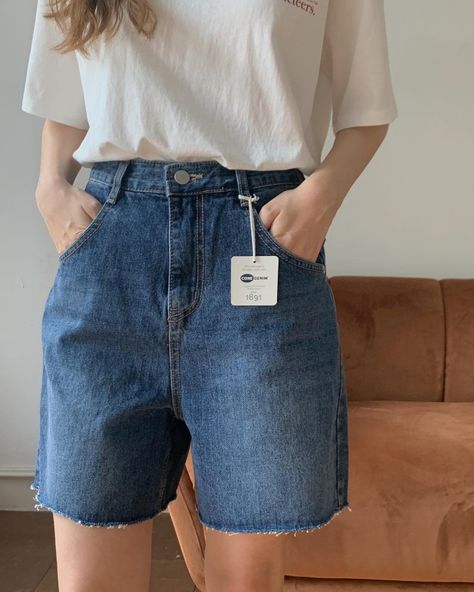 Maong Shorts Outfit, Cotton Suits Indian Casual, Beach Casual Outfit, Maong Shorts, House Outfit, Trendy Work Outfit, Spring Dresses Casual, House Clothes, Bermuda Jeans