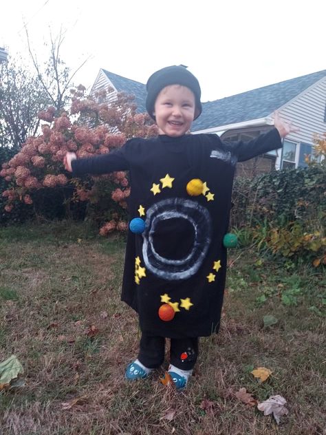 Black Hole Halloween Costume, Outer Space Diy Costume, Black Hole Costume, Space Costumes Diy, Black Hole Craft Ideas, Planet Costume Diy, Black Hole Activity, Space Costume, Black Holes In Space