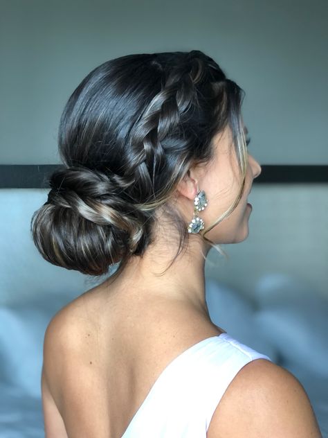 Updue Hair Styles For Wedding, Low Updo With Braid, Low Bun With Side Braid, Damas Hairstyles For Quince Up, Quinceanera Dama Hairstyles, Bridesmaid Hairstyles Low Bun With Braid, Bridal Hair Low Bun With Braid, Bridesmaid Hairstyles Bun Braid, Bun With Braid Wrapped Around